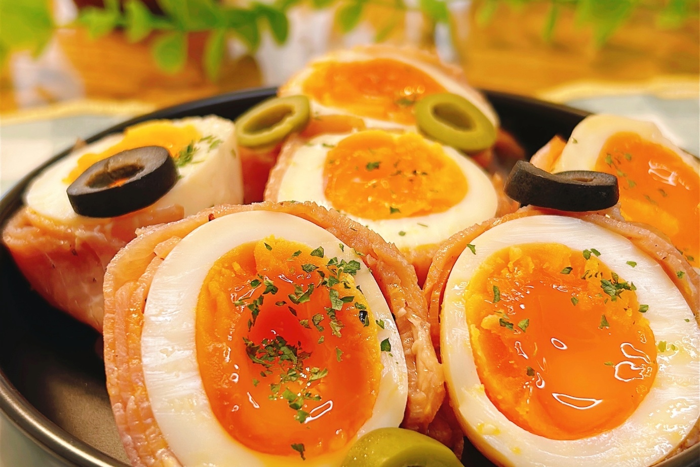 半熟卵の生ハム巻き