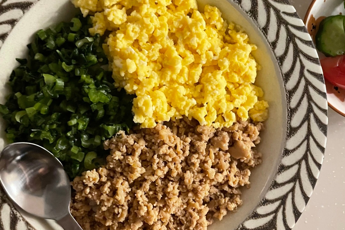 しっとりおいしい鶏そぼろとたまごの三食丼