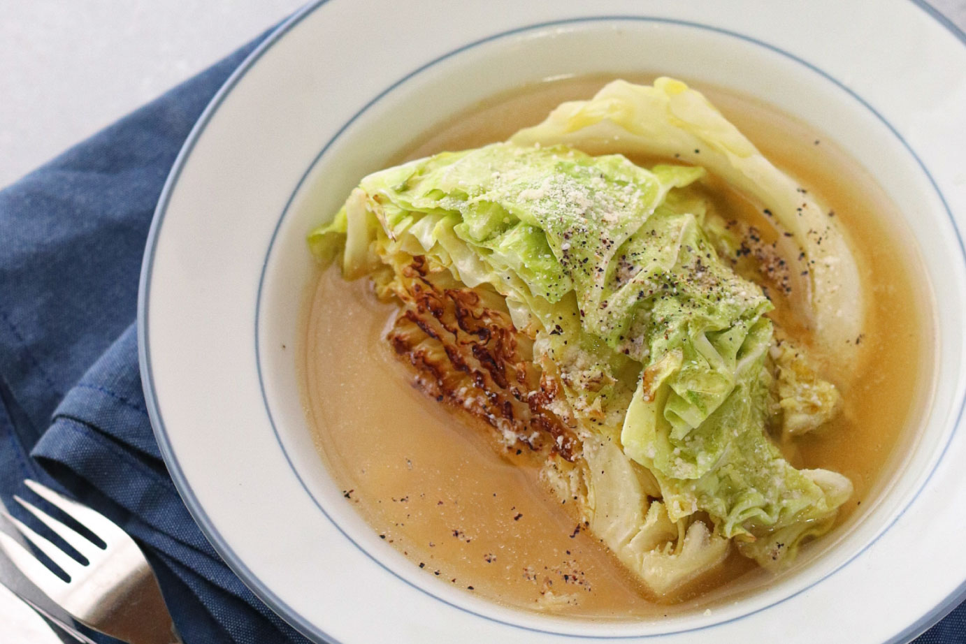 旨みたっぷり♪焼きキャベツのコンソメスープ