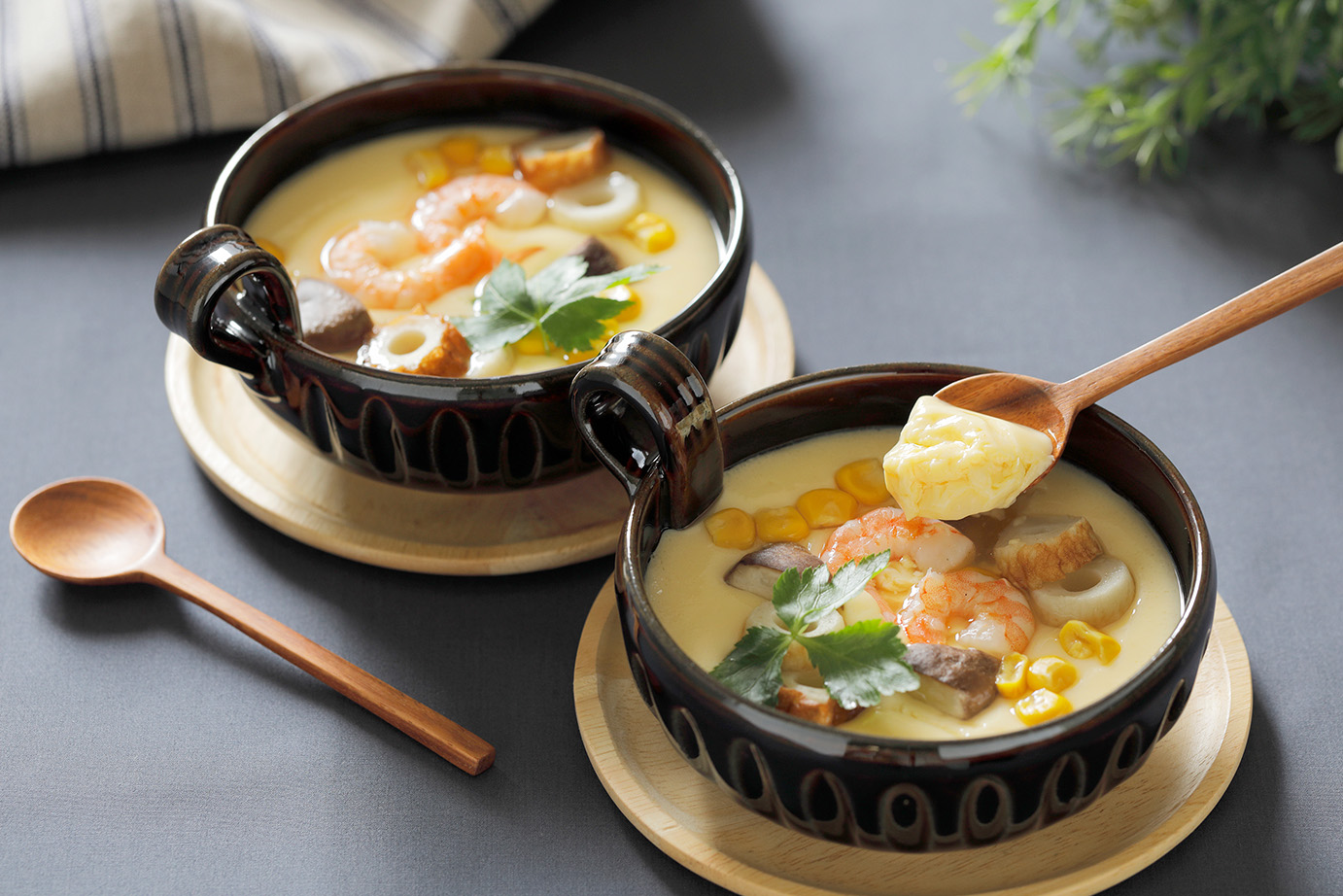 忙しい日に嬉しい！レンジで作る具だくさん茶碗蒸し