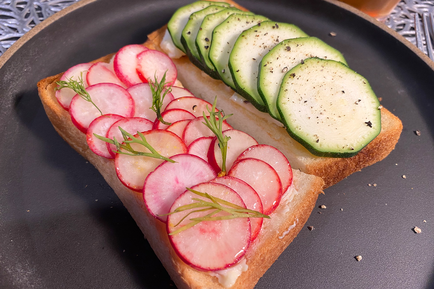 ズッキーニとラディッシュのオープンサンド