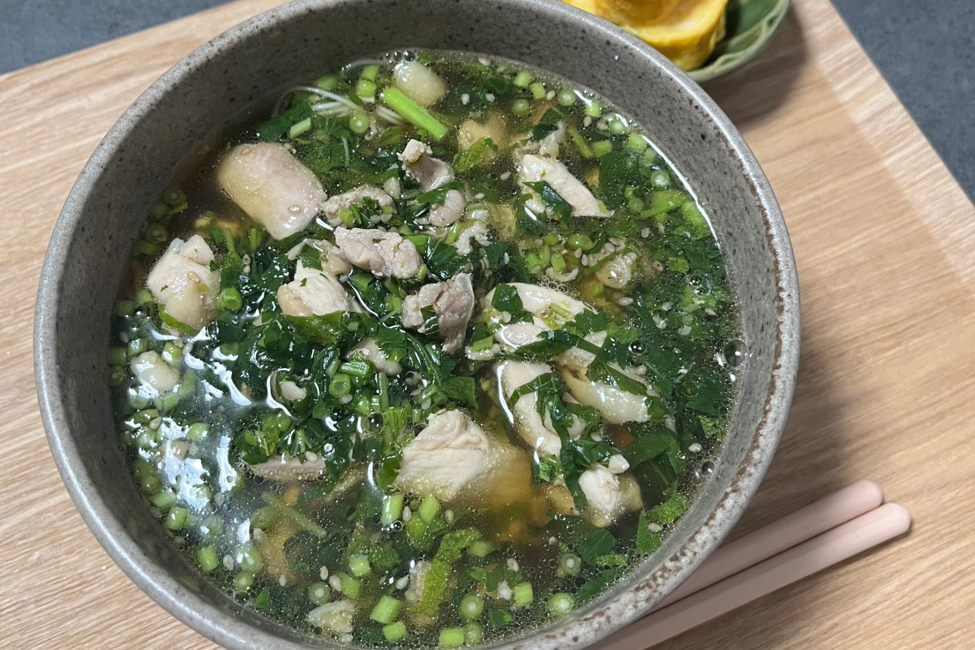 モロヘイヤと鶏のあったかにゅうめん