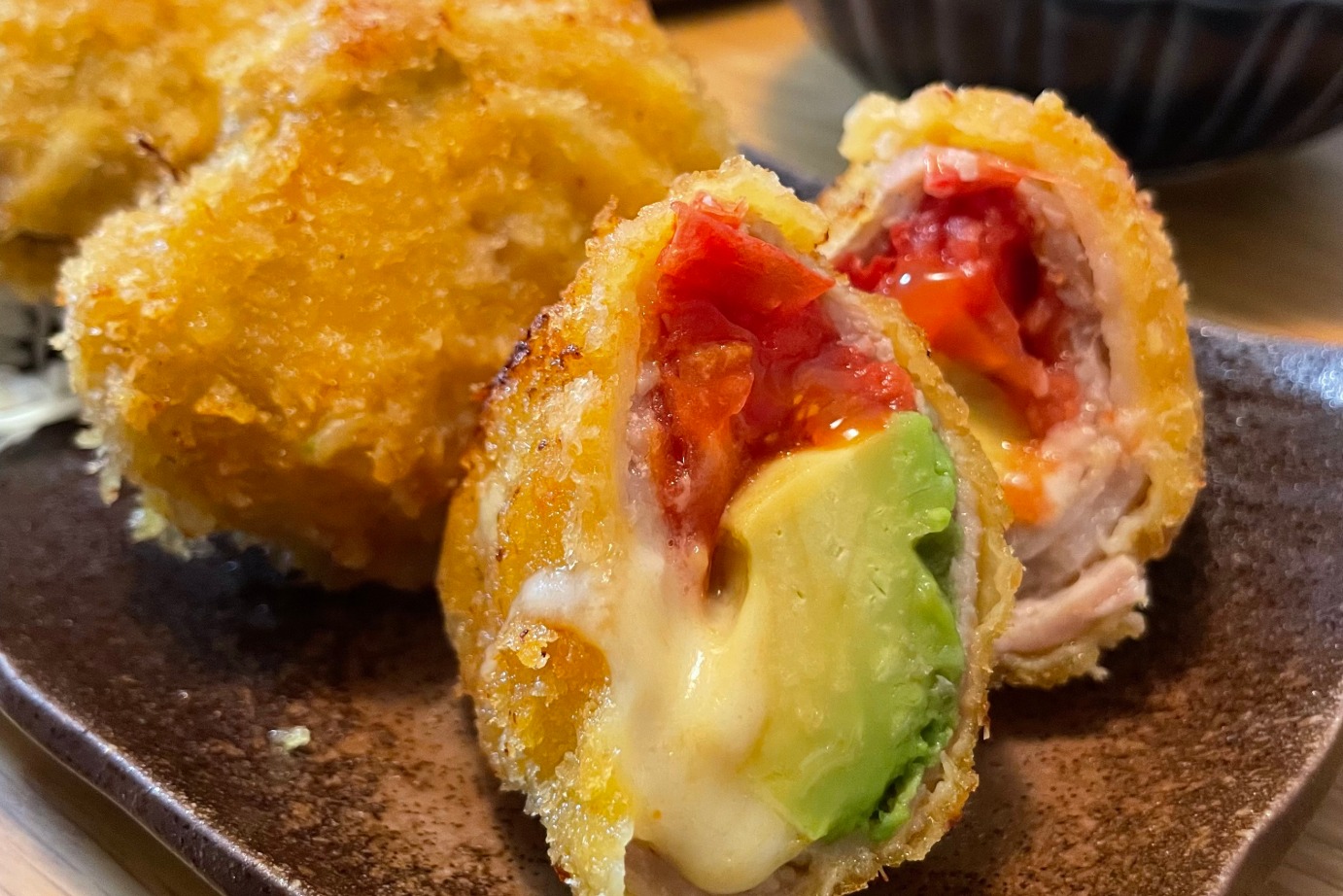 サクッジュワッ♪トマトとアボカドの肉巻きフライ