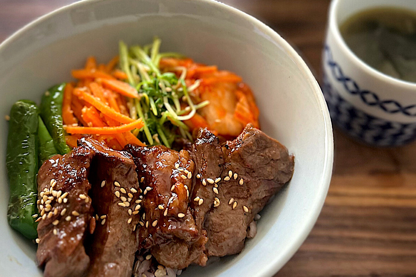 焼肉屋さん風！本格ハラミ丼とわかめスープ