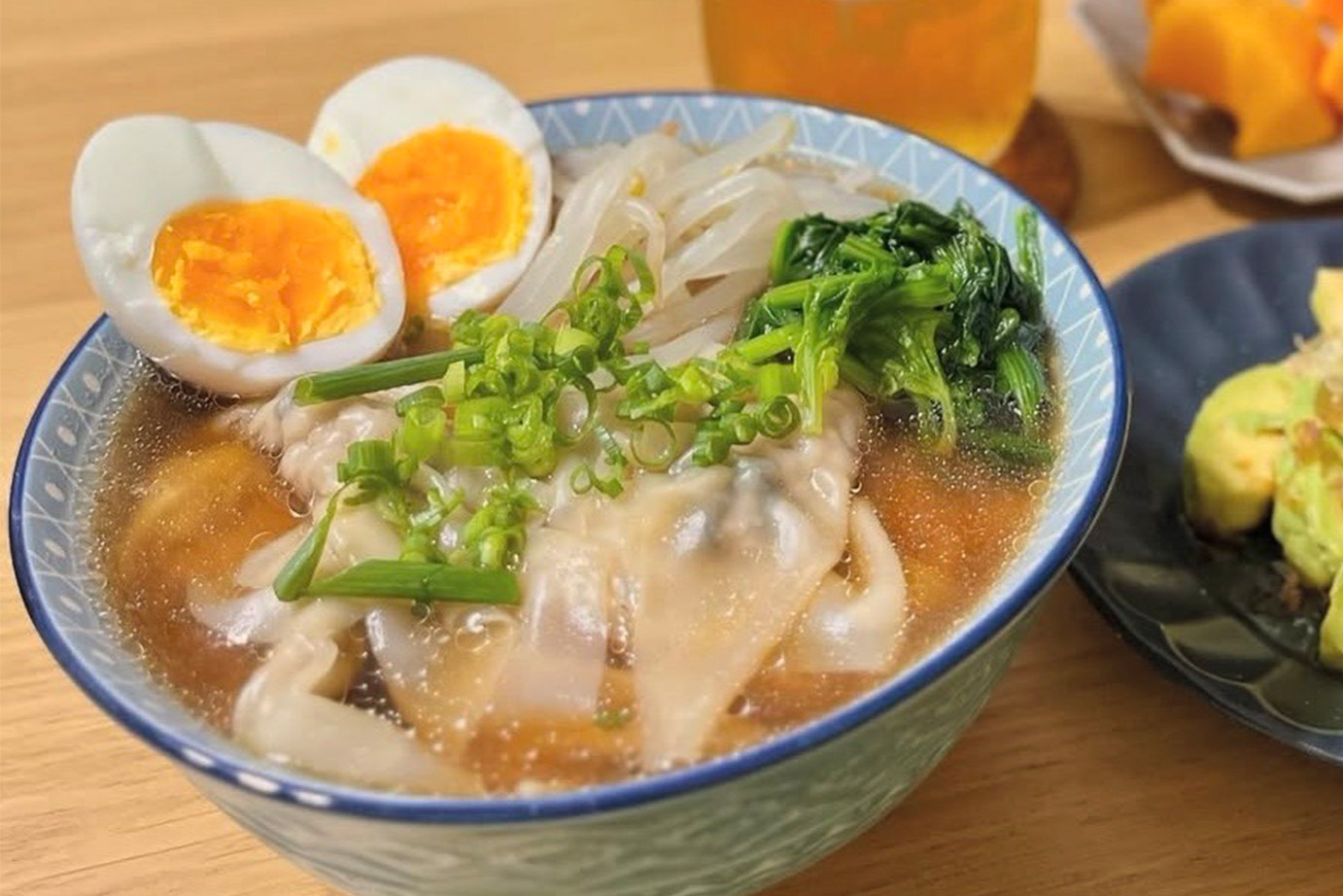 焼き海苔ワンタンが主役！しょうゆラーメン
